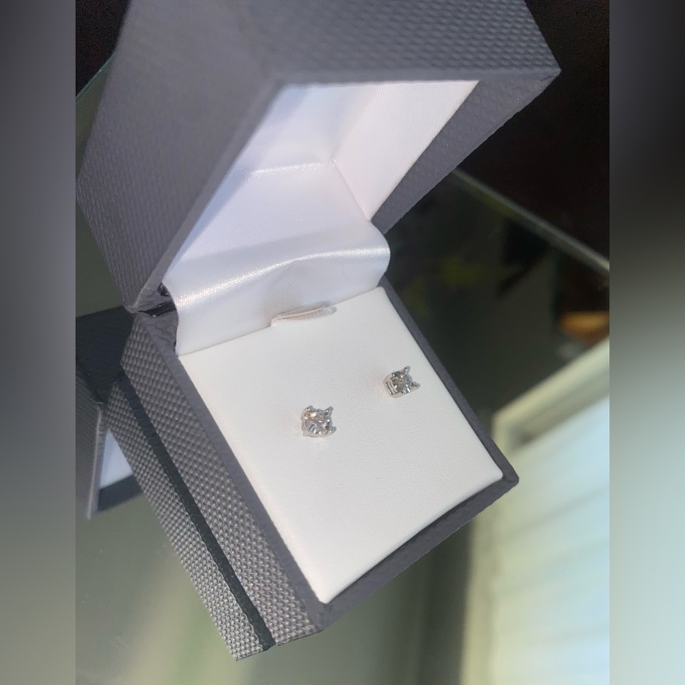 Sterling silver diamond stud earring pair :)